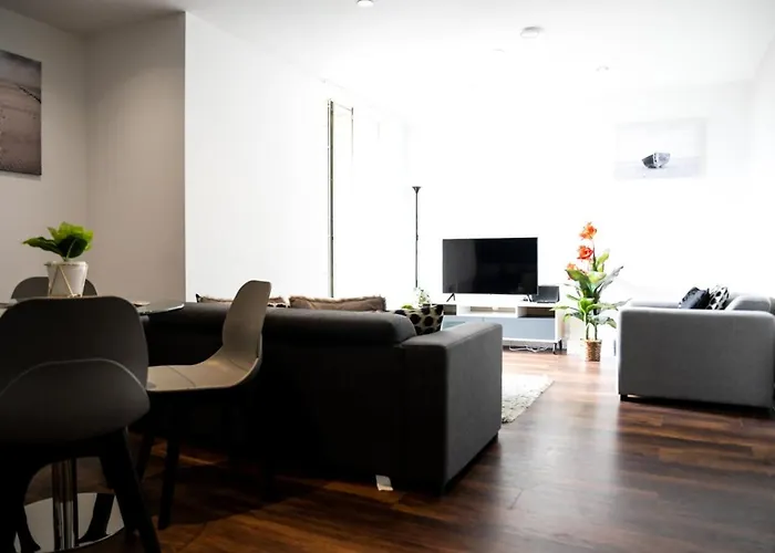 Onpoint Apartments - Spacious 2 Bedroom Apt - City Centre With Balcony